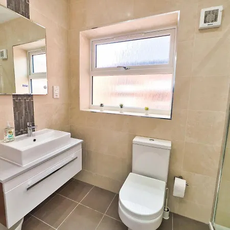 Stunning Fully Refurbished Διαμέρισμα *