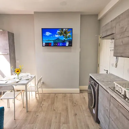 Stunning Fully Refurbished Μπέρμιγχαμ