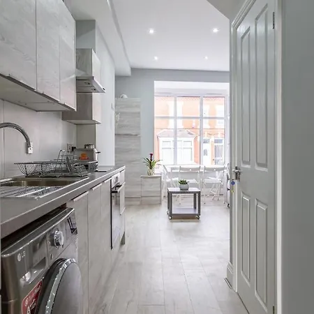 Stunning Fully Refurbished Μπέρμιγχαμ